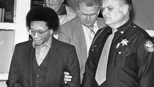 Alleged serial killer Wayne Williams (left) is led from court during his trial in 1982 - Sputnik International
