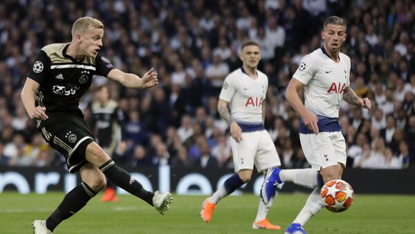 Donny van de Beek of Ajax fires home the winning goal against Tottenham on 30 April 2019 - Sputnik International