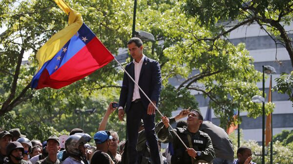 Лидер оппозиции Венесуэлы и самопровозглашенный президент Хуан Гуайдо выступает перед сторонниками у военной авиабазы Ла-Карлота в Каракасе - Sputnik International