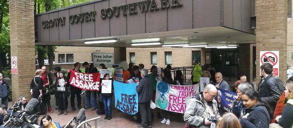 Assange Supporters Gather Outside London's Southwark Crown Court - Sputnik International