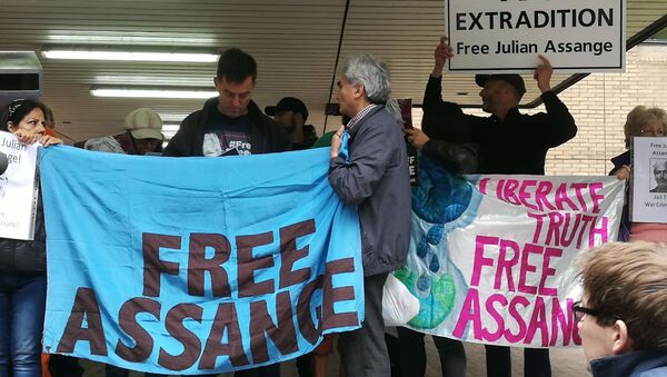 Assange Supporters Gather Outside London's Southwark Crown Court - Sputnik International