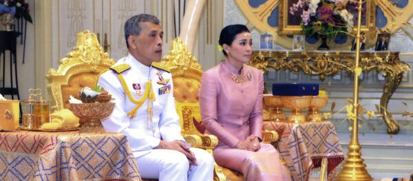 In this photo released by Bureau of the Royal Household ,Thailand's King Maha Vajiralongkorn Bodindradebayavarangkun, left, sits with Queen Suthida Vajiralongkorn Na Ayudhya at Ampornsan Throne Hall in Bangkok, Thailand, Wednesday, May 1, 2019. - Sputnik International