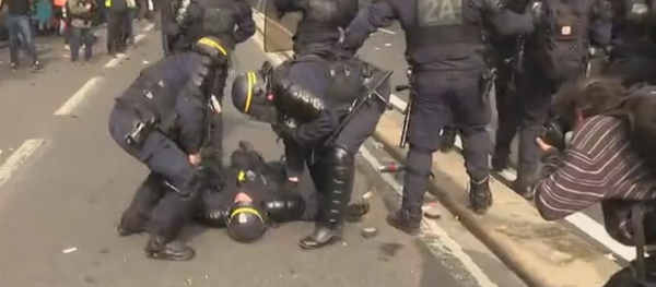 Cop Collapses During 1 May Rally - Sputnik International