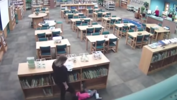US teacher caught on surveillance footage kicking a student in the back after yanking them from a bookshelf. - Sputnik International