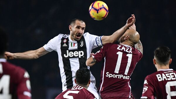 Torino striker Simone Zaza challenges for the ball with Juventus defender Giorgio Chiellini during the Turn derby in December 2018 - Sputnik International