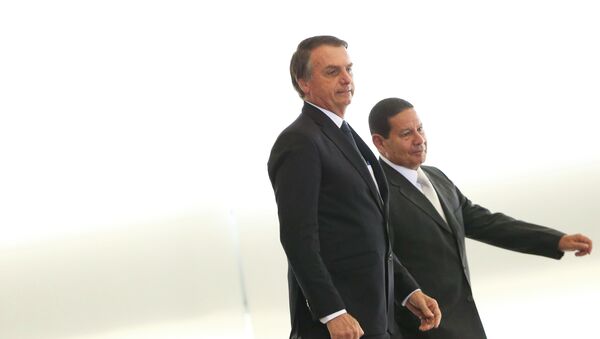 O Presidente Jair Bolsonaro e o vice-presidente General Hamilton Mourão, durante cerimônia de posse aos presidentes dos bancos públicos. - Sputnik International