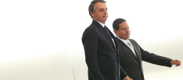 O Presidente Jair Bolsonaro e o vice-presidente General Hamilton Mourão, durante cerimônia de posse aos presidentes dos bancos públicos. O Presidente Jair Bolsonaro e o vice-presidente General Hamilton Mourão, durante cerimônia de posse aos presidentes dos bancos públicos. - Sputnik International