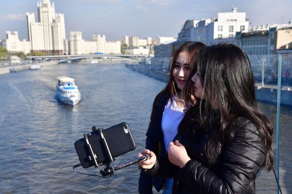 Girls Take Selfies on the Bridge in Zaryadye Park in Moscow - Sputnik International
