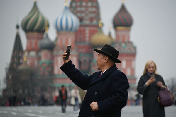 Tourist Takes Picture at the Red Square in Moscow - Sputnik International