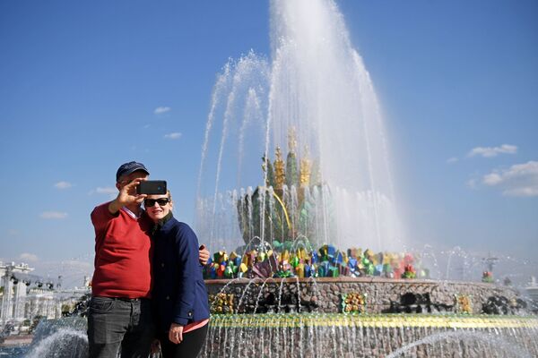 Tourists Take Pictures at VDNH - Sputnik International
