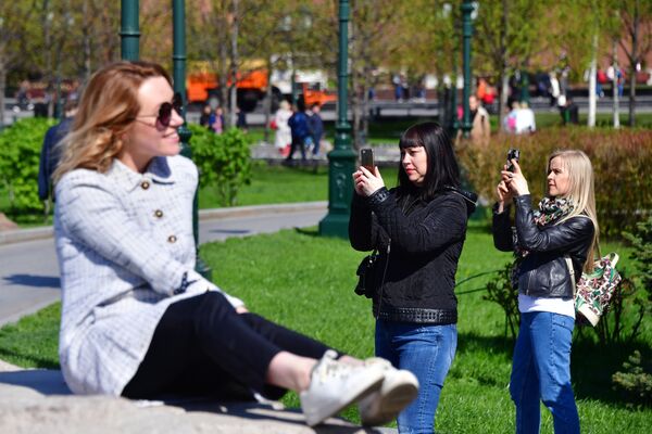 Girls Taking Pictures at Alexander Garden in Moscow - Sputnik International