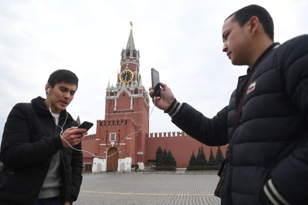 Young People Taking Pictures at the Red Square - Sputnik International