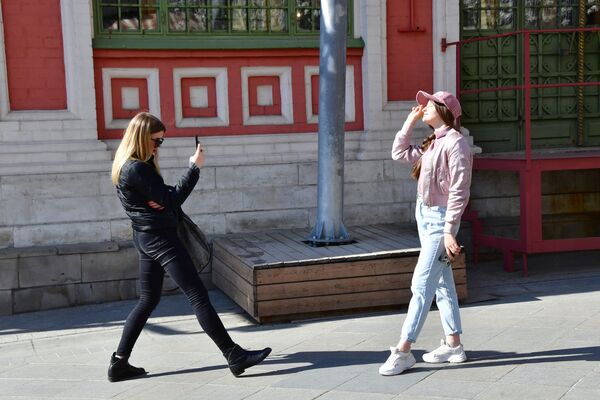 Girls Taking Pictures at Nikolskaya Street in Moscow - Sputnik International