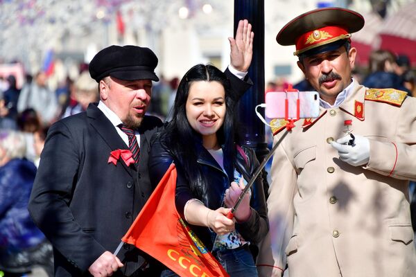 Girl Takes a Picture with Men Dressed Like Lenin and Stalin at Nikolskaya Street - Sputnik International