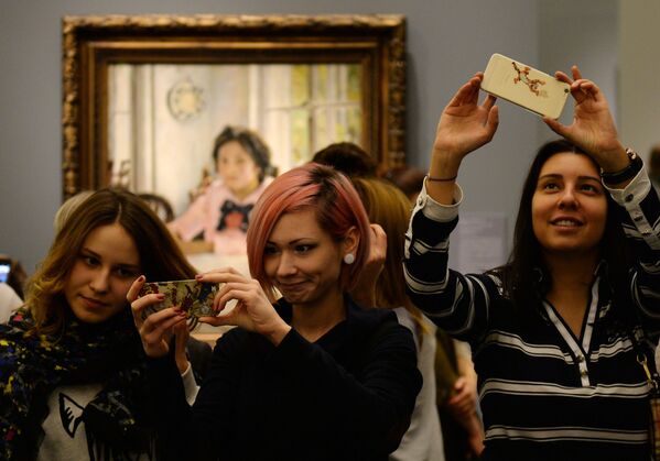 Tretyakov Gallery Visitors Take Selfies With Valentin Serov's Painting Girl With Peaches' - Sputnik International