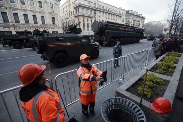 A Municipal Worker Takes a Selfie as Russian Military Vehicles are Parked in a Street - Sputnik International