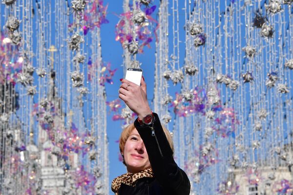 Woman Taking a Selfie at Nikolskaya Street in Moscow - Sputnik International