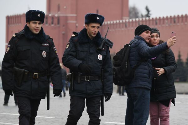 Police Officers and Tourists at the Red Square - Sputnik International