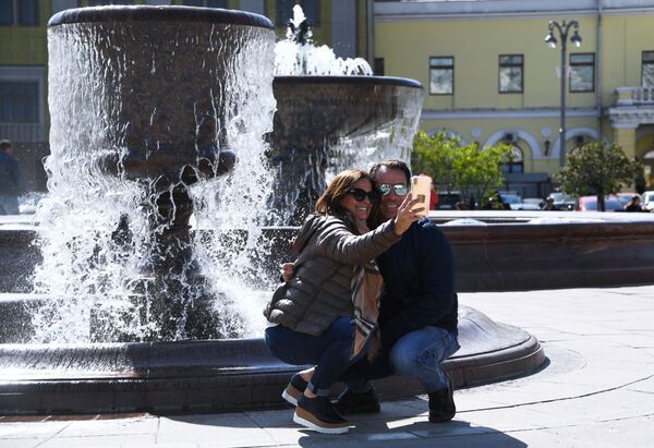 People Take Pics at Teatralnaya Square in Moscow - Sputnik International