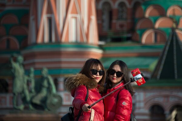 Girls Taking Pictures at the Red Square - Sputnik International