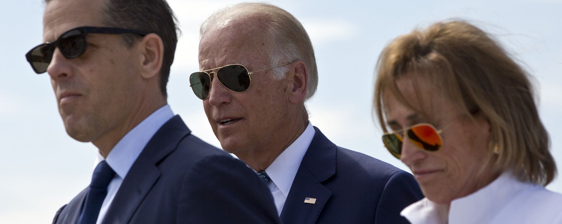 Family members gather for a road naming ceremony with U.S. Vice President Joe Biden, centre, his son Hunter Biden, left, and his sister Valerie Biden Owens, right, joined by other family members during a ceremony to name a national road after his late son Joseph R. Beau Biden III, in the village of Sojevo, Kosovo, on Wednesday, Aug. 17, 2016 - Sputnik International, 1920, 12.04.2022