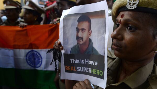 Indian security forces pose with the national flag and pictures of Indian Air Force pilot Abhinandan Varthaman during an event to pray for his return, at Kalikambal temple in Chennai on March 1, 2019. - Sputnik International