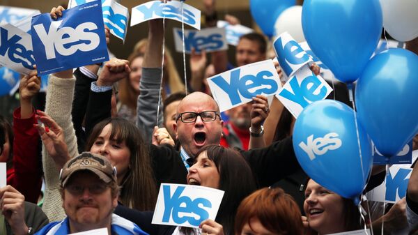 People react during a pro Scottish independence campaign rally, in central Glasgow, Scotland - Sputnik International