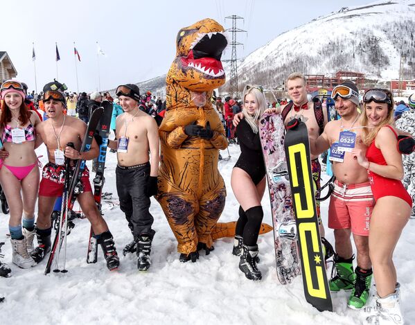 Hot Girls, Dinosaurs, and Spartans: 2019 Snowy Bikini Festival - Sputnik International