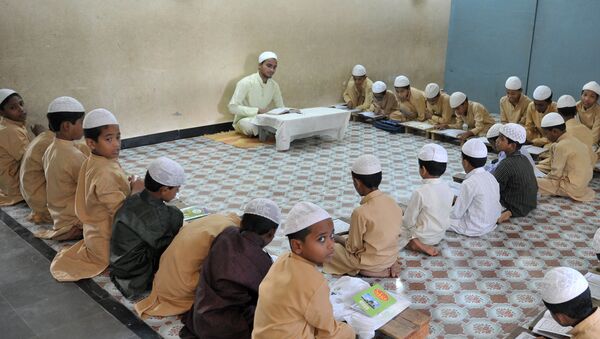Muslim students recite from the Quran in a classroom - Sputnik International