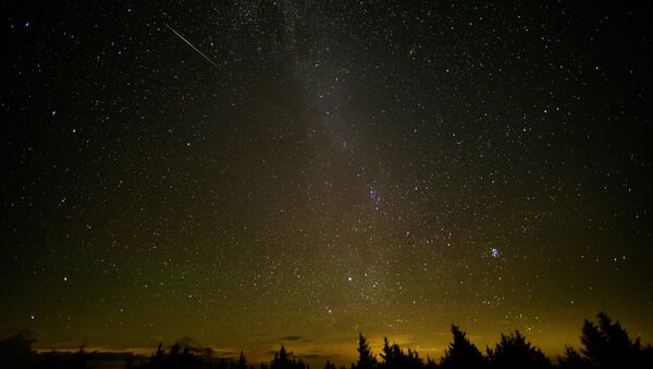 a meteor streaks across the sky - Sputnik International