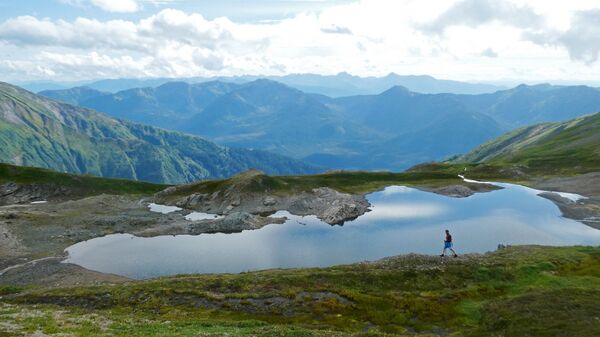 A hiker makes his way past an alpine pond on the Juneau ridge in Juneau, Alaska - Sputnik International
