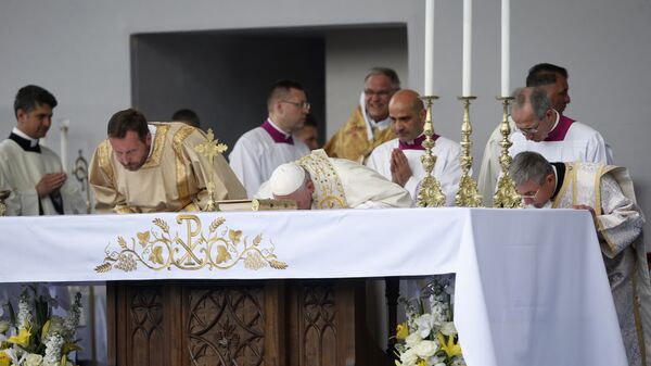 Pope Francis kisses the altar as he celebrates Mass in Knyaz Alexandar Square in Sofia, Bulgaria, Sunday, May 5, 2019 - Sputnik International