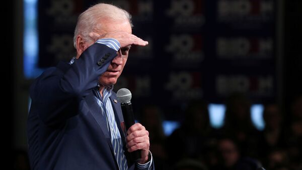 U.S. Democratic presidential candidate former Vice President Joe Biden looks into the crowd as he holds a campaign stop in Des Moines, Iowa, U.S. May 1, 2019 - Sputnik International