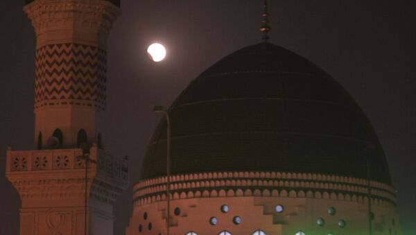 A lunar eclipse is seen in the sky beside th famous Sufi shrine, Data Darbar in Lahore, Pakistan (File) - Sputnik International