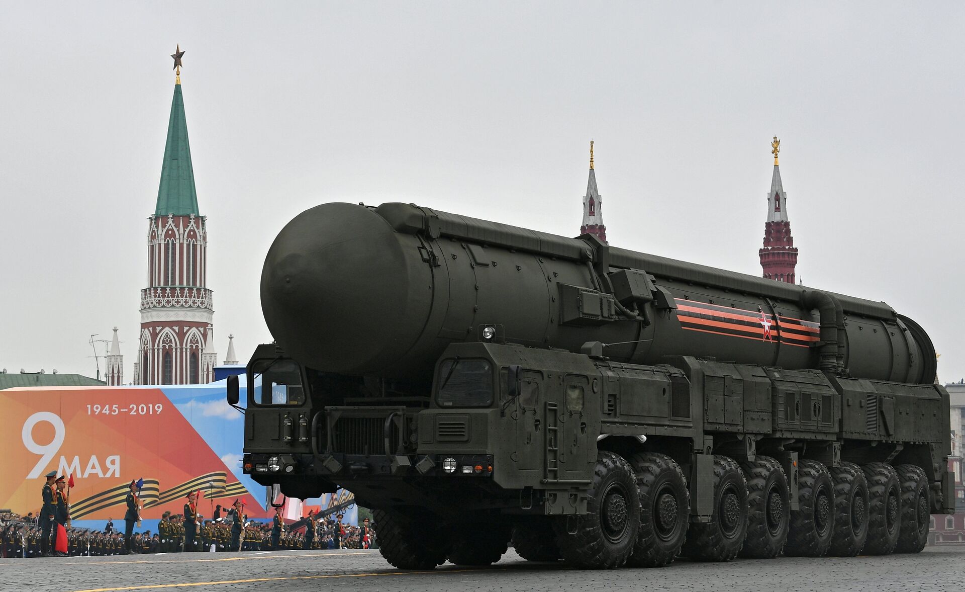 A Russian RS-24 Yars intercontinental ballistic missile system rolls down the Red Square during the Victory Day parade in Moscow on 9 May, 2019 - Sputnik International, 1920, 23.02.2023