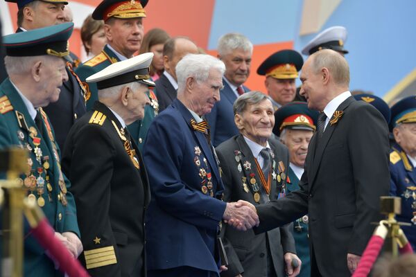 Russian President Vladimir Putin Greets Veterans - Sputnik International