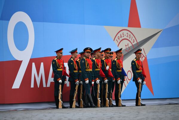 A Guard of Honor Personnel Before the Victory Day Parade at the Red Square in Moscow - Sputnik International
