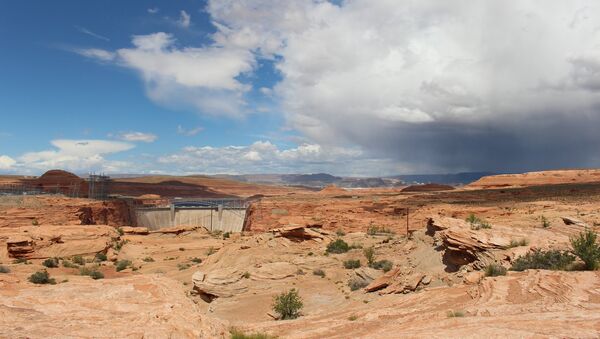 A storm creeps over the mesas surrounding Glen Canyon as blue skies fade to gray. - Sputnik International
