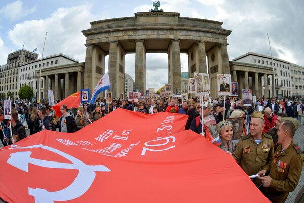 Participants of the Immortal Regiment March in Berlin - Sputnik International