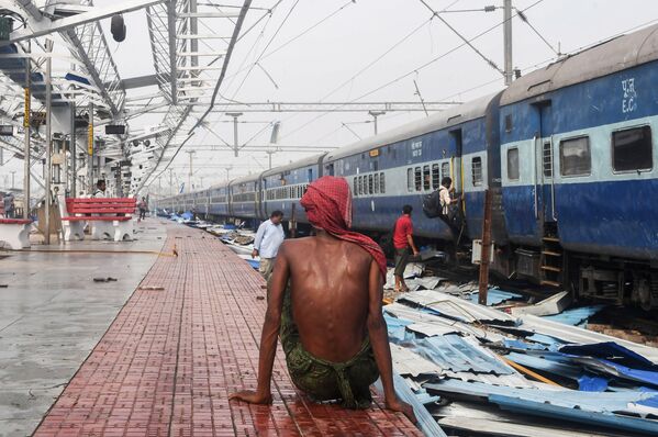 Indian Man Sits at a Train Station Following Deadly Cyclone - Sputnik International