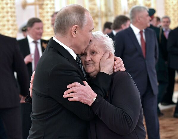 Vladimir Putin Hugs His Former Schoolteacher Vera Gurevich on Victory Day - Sputnik International