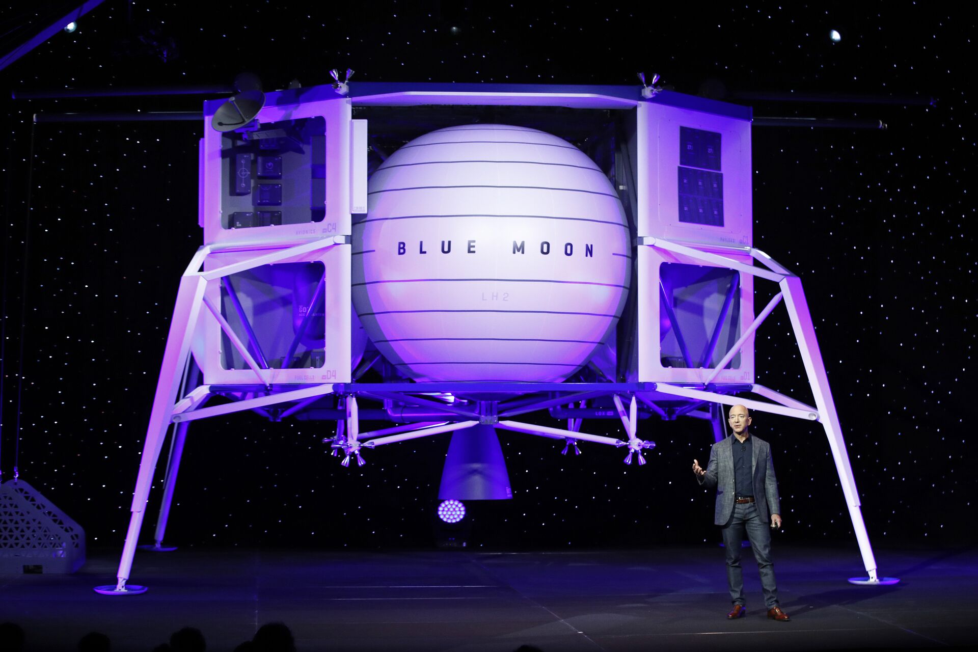 Jeff Bezos speaks in front of a model of Blue Origin's Blue Moon lunar lander, Thursday, May 9, 2019, in Washington - Sputnik International, 1920, 01.10.2021