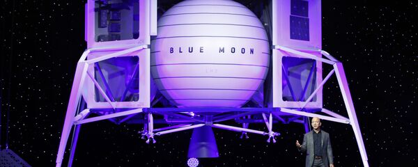 Jeff Bezos speaks in front of a model of Blue Origin's Blue Moon lunar lander, Thursday, 9 May, 2019, in Washington - Sputnik International