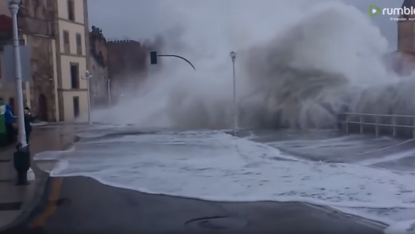 Massive Waves Flood Streets, Soak Cantabria Pedestrians - Sputnik International