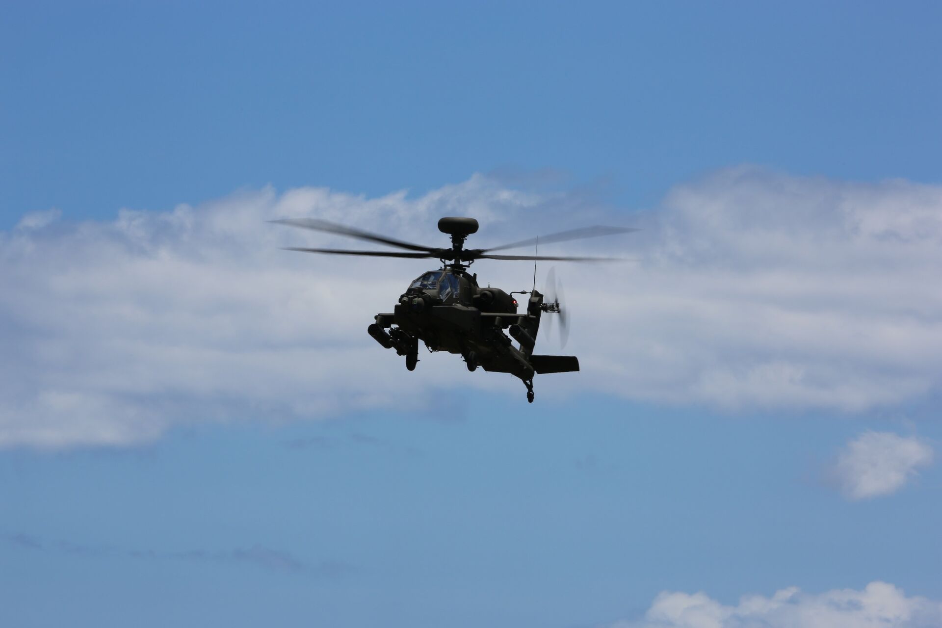 US Army Boeing AH-64E Apache helicopter landing 6/20/14 - Sputnik International, 1920, 13.06.2023
