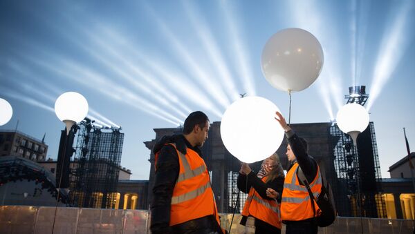 balloons filled with helium in front of Brandenburg Gate in Berlin - Sputnik International
