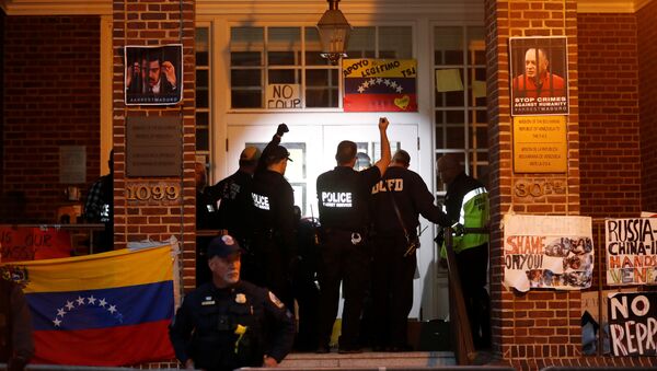 United States Secret Service agents prepare to enter the Venezuelan Embassy to evict and arrest the final four supporters of Venezuelan President Nicolas Maduro in Washington - Sputnik International