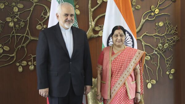 Iranian Foreign Minister Mohammad Javad Zarif, left, talks with his Indian counterpart Sushma Swaraj pose for the media before their meeting in New Delhi, India, Tuesday, May 14, 2019 - Sputnik International