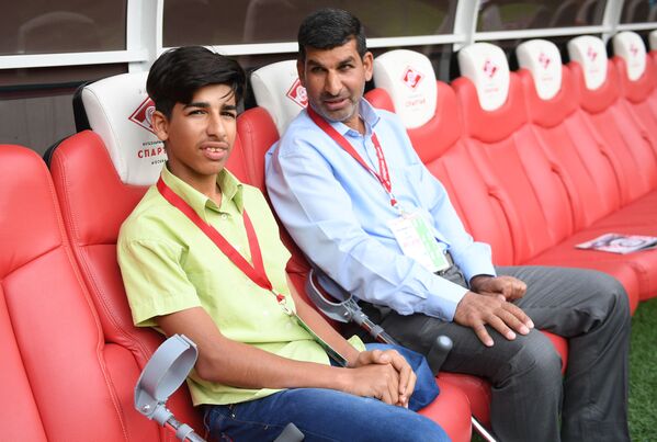 Desire for Life: Iraqi boy Qassem Qadim Attends Football Match in Moscow - Sputnik International