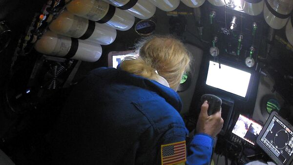 Undersea explorer Victor Vescovo pilots the submarine DSV Limiting Factor in the Pacific Ocean's Mariana Trench - Sputnik International
